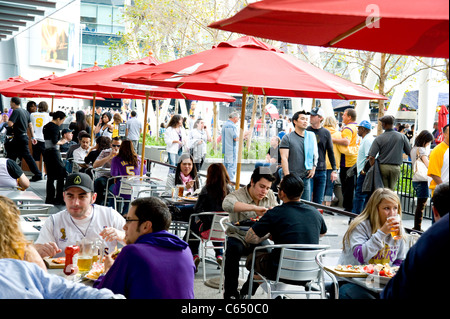 Café im Freien bei L.A. Live Komplex in der Innenstadt von Los Angeles Stockfoto