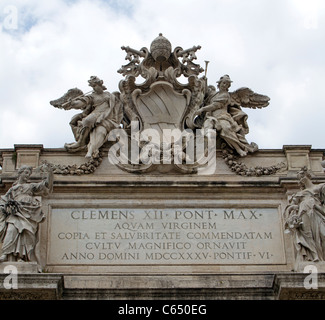 Clemens Panorama in Rom zeigt kunstvolle Felszeichnungen auf der Linse, Top.  Die Skulpturen sind Engel und ein Schild. Stockfoto