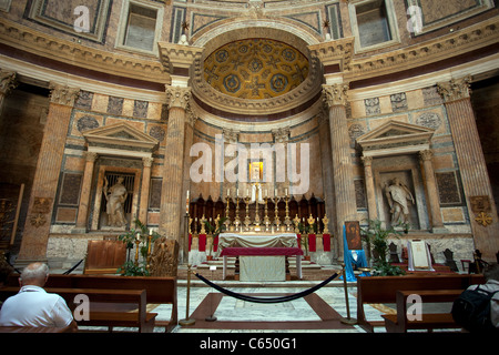 Pantheon Rom Innere des berühmten und schönen Gebäude. Altar und Touristen zu Fuß und die Kunst und spektakulären Kuppel. Stockfoto