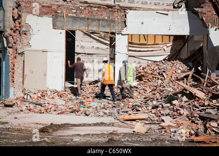 Arbeitnehmer, die Inspektion beschädigte Gebäude nach dem Erdbeben in Christchurch, Neuseeland vom 22. Februar 2011. Stockfoto