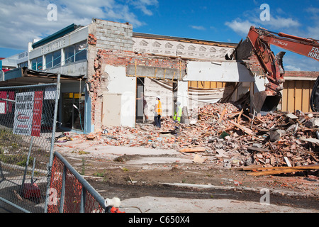 Arbeitnehmer, die Inspektion der beschädigten Gebäude, die nach dem Erdbeben in Christchurch, Neuseeland vom 22. Februar 2011 Stockfoto