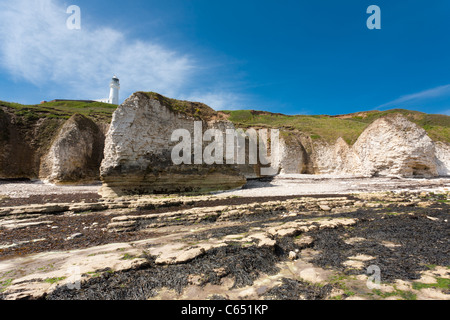 Flamborough Head Lighthouse vom Strand bei Ebbe in Flamborough, Yorkshire Stockfoto