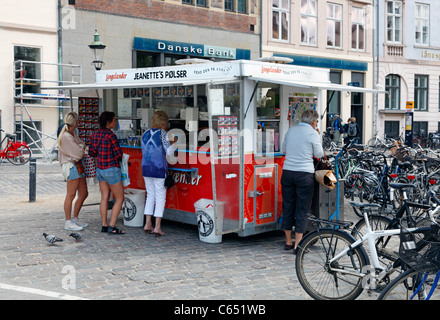 Ein typisches und klassischen dänischen pølsevogn, Hot Dog stand, in der Fußgängerzone Strøget, Stroeget, in Kopenhagen, Dänemark. Stockfoto