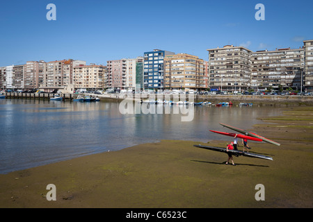 Männer, die Transport ihrer Kanus nachdem ich Kanufahren im Hafen von Santander, Spanien Stockfoto