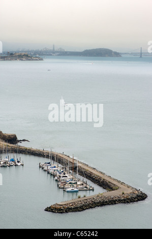 Marina in Horseshoe Bay in der San Francisco Bay, mit der Bay Bridge im Hintergrund Stockfoto