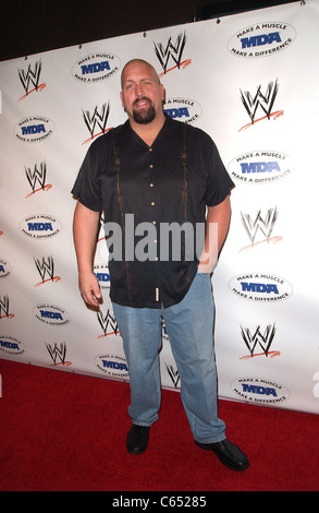 WWE Superstar Big Show in Anwesenheit für WWE SummerSlam Kick-Off Party zugunsten der Muscular Dystrophy Association (MDA), Tropicana Bar im The Roosevelt Hotel, Los Angeles, CA 13. August 2010. Foto von: Jody Cortes/Everett Collection Stockfoto