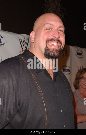 WWE Superstar Big Show in Anwesenheit für WWE SummerSlam Kick-Off Party zugunsten der Muscular Dystrophy Association (MDA), Tropicana Bar im The Roosevelt Hotel, Los Angeles, CA 13. August 2010. Foto von: Jody Cortes/Everett Collection Stockfoto