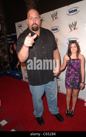 WWE Superstar Big Show, Ariel Winter in Anwesenheit für WWE SummerSlam Kick-Off Party zugunsten der Muscular Dystrophy Association (MDA), Tropicana Bar im The Roosevelt Hotel, Los Angeles, CA 13. August 2010. Foto von: Jody Cortes/Everett Collection Stockfoto