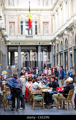 Brüssel, Belgien. Galeries St. Hubert (1864; J P Cluysenaer - Neo-klassischen) Cafe Tische Stockfoto