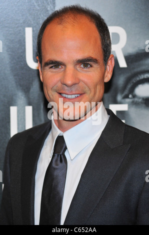 Michael Kelly im Ankunftsbereich für THE ADJUSTMENT BUREAU Premiere, The Ziegfeld Theatre, New York, NY 14. Februar 2011. Foto von: Gregorio T. Binuya/Everett Collection Stockfoto