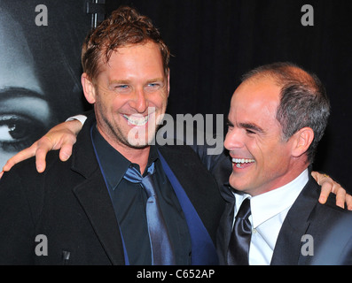 Josh Lucas, Michael Kelly im Ankunftsbereich für THE ADJUSTMENT BUREAU Premiere, The Ziegfeld Theatre, New York, NY 14. Februar 2011. Stockfoto