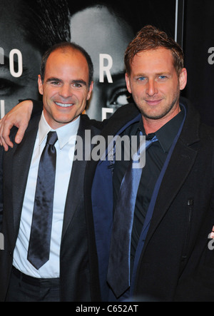 Michael Kelly, Josh Lucas im Ankunftsbereich für THE ADJUSTMENT BUREAU Premiere, The Ziegfeld Theatre, New York, NY 14. Februar 2011. Stockfoto