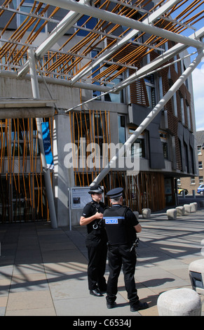 Polizisten im Dienst außerhalb das schottische Parlamentsgebäude in Edinburgh, Schottland Stockfoto