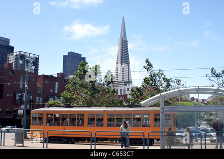 Eine historische Straßenbahn Haltestellen entlang dem Embarcadero in San Francisco mit der Transamerica Pyramide im Hintergrund Stockfoto