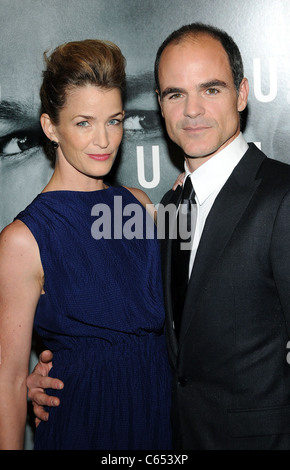 Karen Kelly, Michael Kelly im Ankunftsbereich für THE ADJUSTMENT BUREAU Premiere, The Ziegfeld Theatre, New York, NY 14. Februar 2011. Foto von: Desiree Navarro/Everett Collection Stockfoto