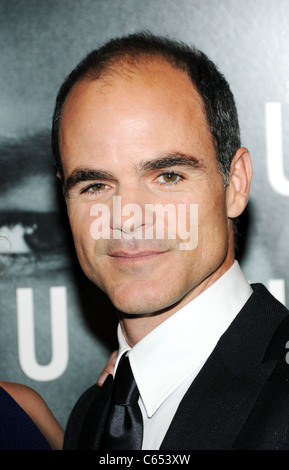 Michael Kelly im Ankunftsbereich für THE ADJUSTMENT BUREAU Premiere, The Ziegfeld Theatre, New York, NY 14. Februar 2011. Foto von: Desiree Navarro/Everett Collection Stockfoto