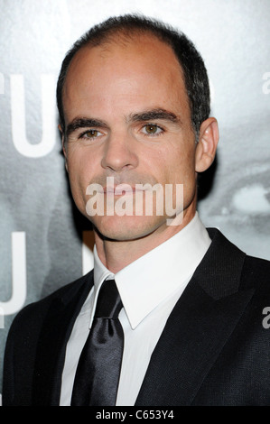 Michael Kelly im Ankunftsbereich für THE ADJUSTMENT BUREAU Premiere, The Ziegfeld Theatre, New York, NY 14. Februar 2011. Foto von: Desiree Navarro/Everett Collection Stockfoto