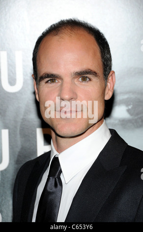 Michael Kelly im Ankunftsbereich für THE ADJUSTMENT BUREAU Premiere, The Ziegfeld Theatre, New York, NY 14. Februar 2011. Foto von: Desiree Navarro/Everett Collection Stockfoto