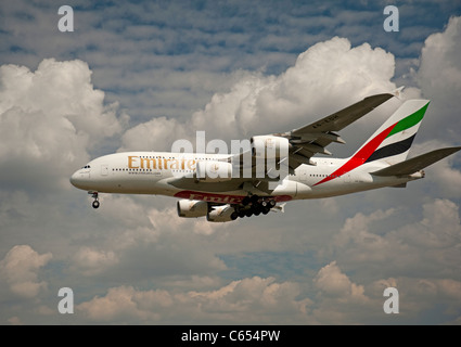 Emirates Airbus A380-861 Superjumbo auf Finale zum Flughafen London Heathrow.  SCO 7578 Stockfoto