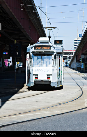 Melbourne Straßenbahn betrieben Yarra Trams in der Stadt ein modernes effizientes Verkehrsnetz in Victoria Australien Stockfoto