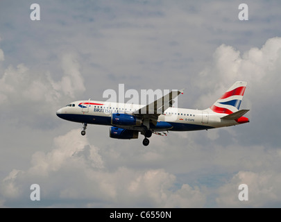 British Airways Airbus 319-131 nähert sich der Flughafen London Heathrow.   SCO 7579 Stockfoto
