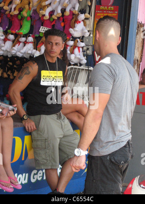 Paul Delvecchio, aka DJ Pauly D, Michael Sorrentino, aka The Situation unterwegs für JERSEY SHORE Staffel zwei prominenten Schnappschüsse - Fr, die Promenade, Seaside Heights, NJ 20. August 2010. Foto von: Doug Fallone/Everett Collection Stockfoto