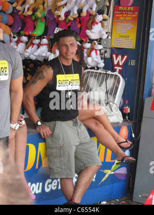 Paul Delvecchio, aka DJ Pauly D unterwegs für JERSEY SHORE Staffel zwei prominenten Schnappschüsse - Fr, die Promenade, Seaside Heights, NJ 20. August 2010. Foto von: Doug Fallone/Everett Collection Stockfoto