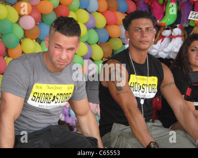 Michael Sorrentino, aka The Situation Paul Delvecchio, aka DJ Pauly D unterwegs für JERSEY SHORE Staffel zwei prominenten Schnappschüsse - Fr, die Promenade, Seaside Heights, NJ 20. August 2010. Foto von: Doug Fallone/Everett Collection Stockfoto