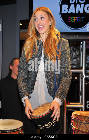 Whitney Port in Anwesenheit für Esprit Big Bang nutzen für SOS-Kinderdorf in Indien, Esprit 34th Street Store, New York, NY 13. November 2010. Foto von: Gregorio T. Binuya/Everett Collection Stockfoto