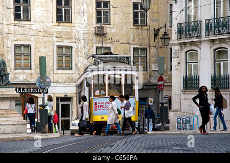 Straßenbahn.  Largo Chiado, Chiado-Viertel, zentral-Lissabon, Portugal Stockfoto