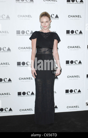 Kate Bosworth (trägt ein Chanel-Kleid) im Ankunftsbereich für MOCAs alljährlichen Gala - The Artist Museum passiert, The Museum of Contemporary Art, Los Angeles, CA 13. November 2010. Foto von: Elizabeth Goodenough/Everett Collection Stockfoto