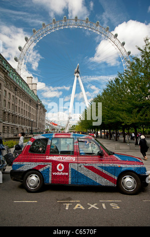 Ikonische London Taxi und das London Eye.  SCO 7586 Stockfoto