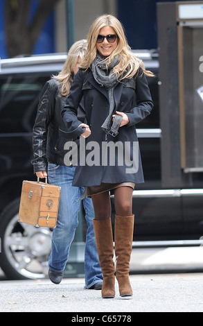 Jennifer Aniston unterwegs für Fernweh Film zu drehen, in Manhattan, Manhattan, New York, NY 20. November 2010. Foto von: Kristin Callahan/Everett Collection Stockfoto