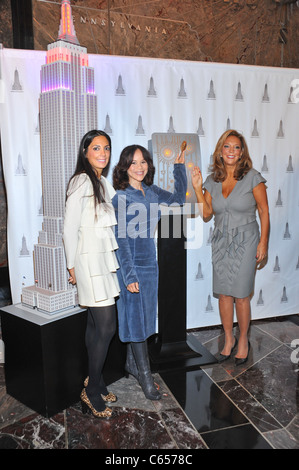 Daniella Rich, Rosie Perez, Denise Rich bei einem öffentlichen Auftritt für Empire State Gebäude Beleuchtungszeremonie Gabrielles Angel Foundation for Cancer Research, Empire State Building, New York, NY 20. Oktober 2010. Foto von: Gregorio T. Binuya/Everett Collection Stockfoto