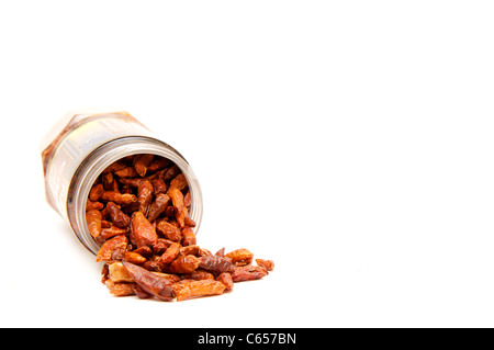 Getrocknete Bird Eye Chili auf weißem Hintergrund. Stockfoto