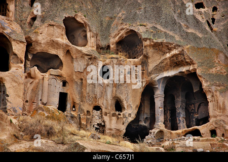 Fassade des Felsen geschnitten Kirche und "Cavehouses" in Yaprakhisar, am Ausgang des Ihlara Tal, Kappadokien, Türkei Stockfoto