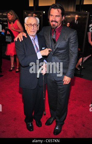 Eli Wallach, Josh Brolin im Ankunftsbereich für Wall Street 2: Geld schläft nie Premiere, The Ziegfeld Theatre, New York, NY 20. September 2010. Foto von: Gregorio T. Binuya/Everett Collection Stockfoto