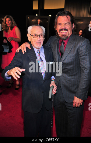 Eli Wallach, Josh Brolin im Ankunftsbereich für Wall Street 2: Geld schläft nie Premiere, The Ziegfeld Theatre, New York, NY 20. September 2010. Foto von: Gregorio T. Binuya/Everett Collection Stockfoto