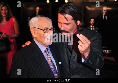 Eli Wallach, Josh Brolin im Ankunftsbereich für Wall Street 2: Geld schläft nie Premiere, The Ziegfeld Theatre, New York, NY 20. September 2010. Foto von: Gregorio T. Binuya/Everett Collection Stockfoto