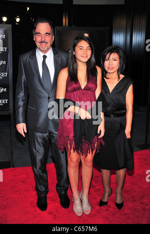 Oliver Stone, Familie im Ankunftsbereich für Wall Street 2: Geld schläft nie Premiere, The Ziegfeld Theatre, New York, NY 20. September 2010. Foto von: Gregorio T. Binuya/Everett Collection Stockfoto