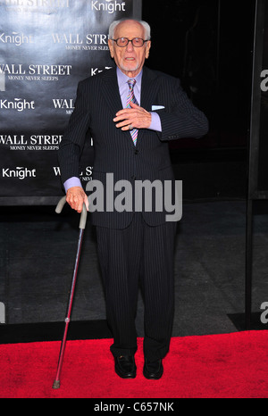 Eli Wallach im Ankunftsbereich für Wall Street 2: Geld schläft nie Premiere, The Ziegfeld Theatre, New York, NY 20. September 2010. Foto von: Gregorio T. Binuya/Everett Collection Stockfoto