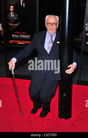 Eli Wallach im Ankunftsbereich für Wall Street 2: Geld schläft nie Premiere, The Ziegfeld Theatre, New York, NY 20. September 2010. Foto von: Gregorio T. Binuya/Everett Collection Stockfoto