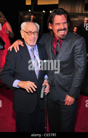 Eli Wallach, Josh Brolin im Ankunftsbereich für Wall Street 2: Geld schläft nie Premiere, The Ziegfeld Theatre, New York, NY 20. September 2010. Foto von: Gregorio T. Binuya/Everett Collection Stockfoto