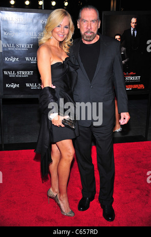 Paul Mitchell (R), Eloise Broady DeJoria im Ankunftsbereich für Wall Street 2: Geld schläft nie Premiere, The Ziegfeld Theatre, New York, NY 20. September 2010. Foto von: Gregorio T. Binuya/Everett Collection Stockfoto