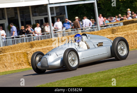 1939 Auto Union Typ D mit Fahrer Hans Joachim Stuck auf der 2011 Goodwood Festival of Speed, Sussex, England, UK. Stockfoto