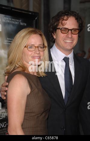 Elisabeth Shue, Davis Guggenheim im Ankunftsbereich für warten für SUPERMAN Premiere, Paramount Theater, Los Angeles, CA 20. September 2010. Foto von: Michael Germana/Everett Collection Stockfoto