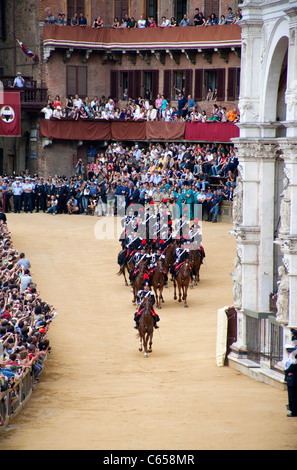 Palio di Siena 2011, Juli 2. Italienische Armee, Carabinieri; Kavallerie laden, Piazza del Campo, Palio Siena. Nur zur redaktionellen Verwendung Stockfoto