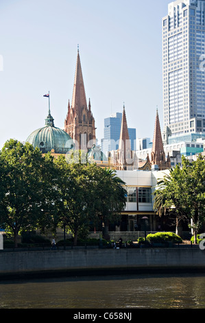 St Pauls Cathedral mit 120 Collins Street Turm und Flinders Street Station Dome von Southbank Promenade-Melbourne-Australien Stockfoto