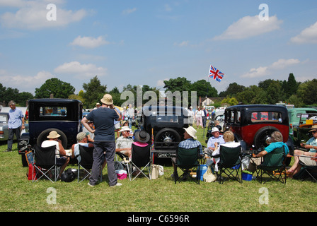 Fans versammeln sich bei Oldtimer Treffen Vereinigtes Königreich Stockfoto