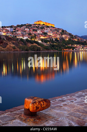 Molyvos Stadt auf der Insel Lesbos, in der "blauen" Stunde. Nord-Ägäis, Griechenland Stockfoto